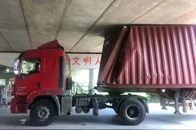 进退两难！货车无视限高标识卡住了！图片