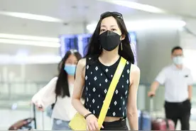 看身材就知道韩雪多自律，背心配骑行裤秀腰，素颜气质也不差图片