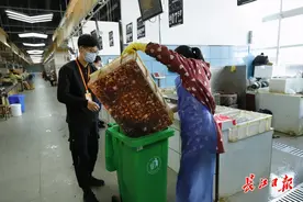 枯枝烂菜、鸡鸭鱼内脏等垃圾哪去了？菜市场处理成有机肥送居民图片