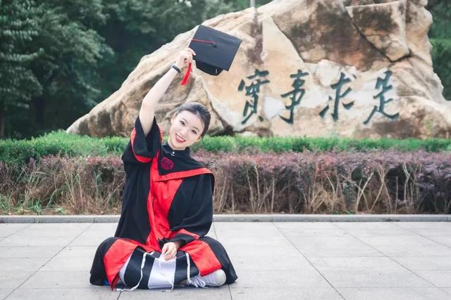 中央美院的学士服美上热搜！这是什么神仙毕业现场？