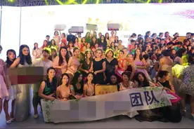 微商喜提劳斯莱斯，车里摆满气球鲜花，4S店：这1千块赚的不易图片