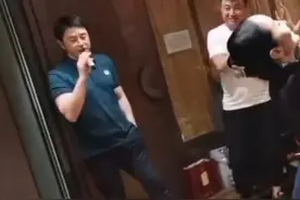 51岁歌手黄格选现身饭局，为美女伴唱显落魄，女方大长腿瞩目图片