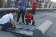 热水器刮倒悬挂楼顶，大同市民致电求助，社区3小时拆除图片