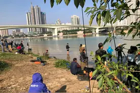 邕江岸边放生几千斤鱼，引来上百人扎堆垂钓，钓友反馈：多多益善图片