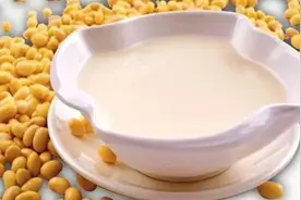 打豆浆时，黄豆只拿水泡就错了！多加一步，豆浆又香又浓更好喝图片