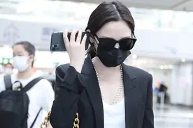 彭小苒黑超遮面身穿西装 走路听语音似霸道女总裁图片