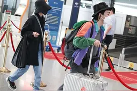 郭采洁首次携男友走机场，小5岁男友身材五五分，弯腰驼背超颓废图片