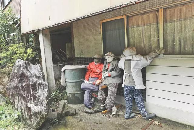 日本有个恐怖村庄，奶奶按照逝者原型做了300个人形，日夜陪自己