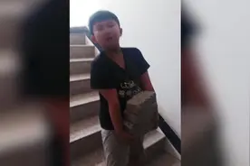 孙子不做作业奶奶让他现场体验搬砖，网友：这办法很直接图片