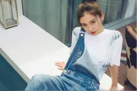 女明星正确示范背带裤的几种穿搭！减龄十足显时尚，你学会了吗？图片