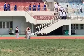 江苏大四男生拍完毕业照当场求婚，朋友：高中就在一起，非常羡慕图片