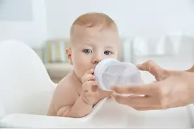 新生儿到底该不该喝水？图片