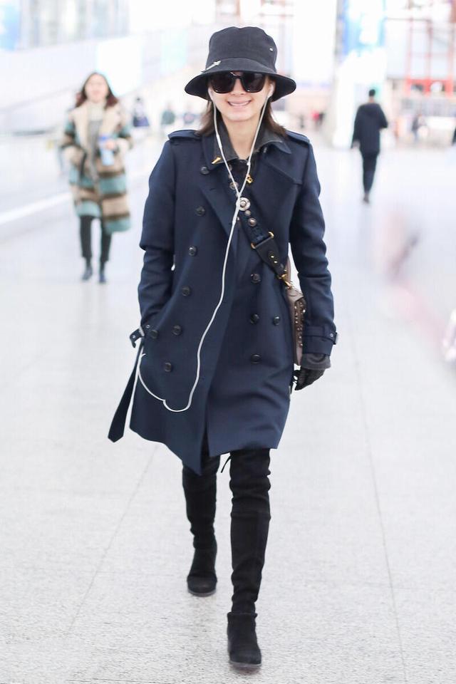 藏青色的大衣怎么搭配图片女 - 冷求网