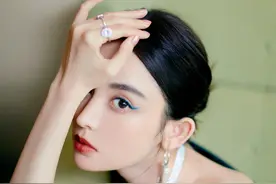 告别冬季沉闷，娜扎热巴都在画彩色眼线，个性又吸睛，时髦精必备图片