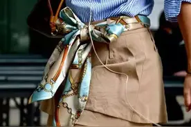 用“丝巾”点缀夏装，小装饰大作用，时髦度胜过买N件衣服图片