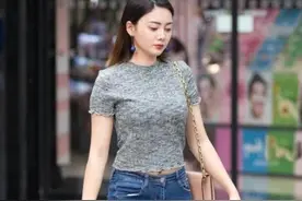 街拍：气质高雅的美女，一件灰色短袖配蓝色牛仔裤，唯美好身材图片