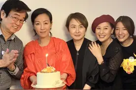 51岁袁洁莹罕现身，与好友一同庆生，面黄肌瘦和从前判若两人图片