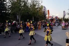 上海迪士尼的花车巡游，超热闹！视频封面