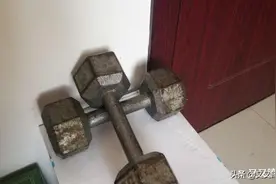53岁女儿趁女护工替父量血压时 拿哑铃猛砸她头部 自首后坦诚原因图片