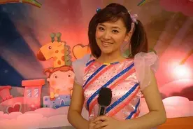 42岁央视主持人月亮姐姐容颜不老，嫁富商老公，晒与儿子互动照图片