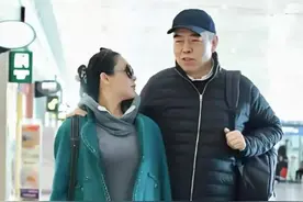 陈红和老公走机场，穿卫衣配直筒裤身材圆润，夫妻俩的互动真有爱图片