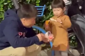 外公带外孙女在路边偷吃冰淇淋，宝妈看见哭笑不得，网友：很温馨图片