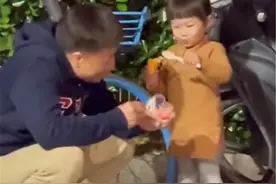 外公带外孙女在路边偷吃冰淇淋，宝妈看见哭笑不得，网友：很温馨图片