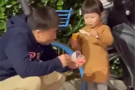 外公带外孙女在路边偷吃冰淇淋，宝妈看见哭笑不得，网友：很温馨图片