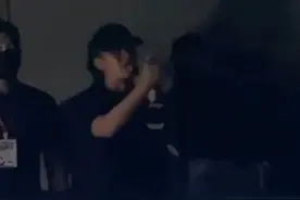 李晨现身自家夜店，打扮低调身旁4人保护，送20瓶高价香槟显壕气图片