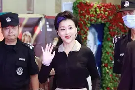 52岁杨澜从不“装嫩”，穿纱裙优雅知性，骨子里的气质挡不住图片