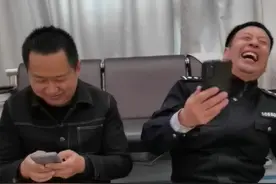 警察蜀黍和杠精群众的投壶挑战，来看看谁赢了图片