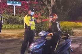 三亚10名“铁骑”出击半小时查处二轮电动车酒驾5起图片