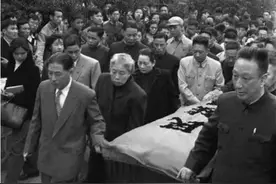 鲁迅最真实的写照：横眉冷对千夫指，俯首甘为孺子牛图片