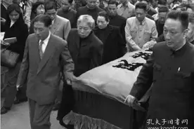 鲁迅最真实的写照：横眉冷对千夫指，俯首甘为孺子牛图片