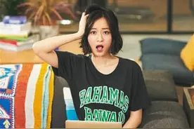 黑色T恤+裙子，让你穿出酷酷的甜美，夏天就这么穿，做个时髦精！图片