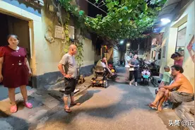 夜游郑州老城小胡同，仿佛穿越老上海图片