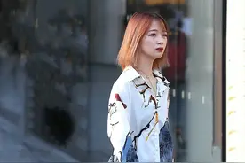 街拍：穿一双线袜也时尚的美女图片