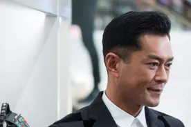 49岁古天乐近况罕曝光，头顶发梢泛白显老态，乘千万游艇宴客出海图片