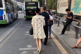 今日份沙雕图~车站看到背影好看的女生，说不定年龄已经很大了图片