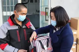 快递小哥收到冬日暖心礼图片