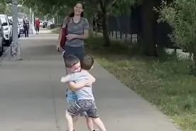 萌化！小伙伴因疫情数月未见，重逢忍不住跳起来拥抱，嘴里嘟囔不停……图片