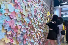 真疯狂！年轻女孩借贷追星：每年花六位数，光台历就买100多本，花掉所有积蓄图片