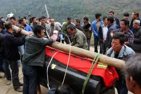 北大教授吴飞：土葬是最后的体面，建议恢复，火葬把人当垃圾处理图片