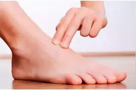 脚背突然针扎般刺痛是怎么回事？图片