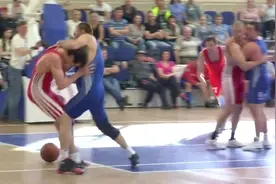 篮球场打架看得多了，但打架这么专业的你见过没？图片