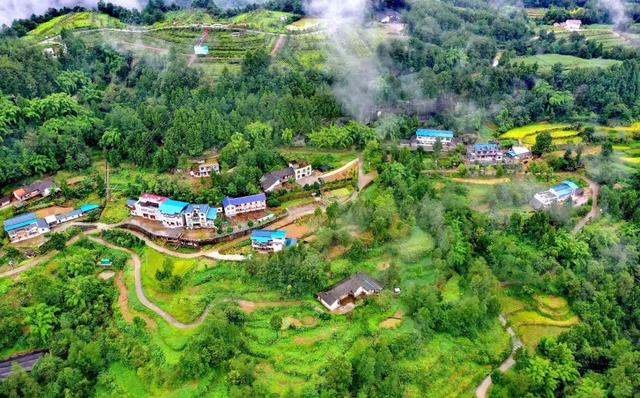 航拍旺苍美丽乡镇，云雾笼罩像是披上了一层轻纱，似仙女下凡