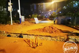事发吉安！夜晚工地没关门，女子骑车栽进沟里图片