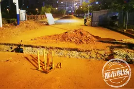 事发吉安！夜晚工地没关门，女子骑车栽进沟里图片