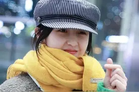 张子枫还保持着小女孩身材，“毛肚”外套看着挺厚，却挡不住身形图片