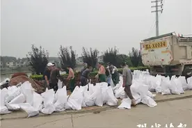 南京八卦洲险情处置完毕后，防汛人员仍在严防死守图片